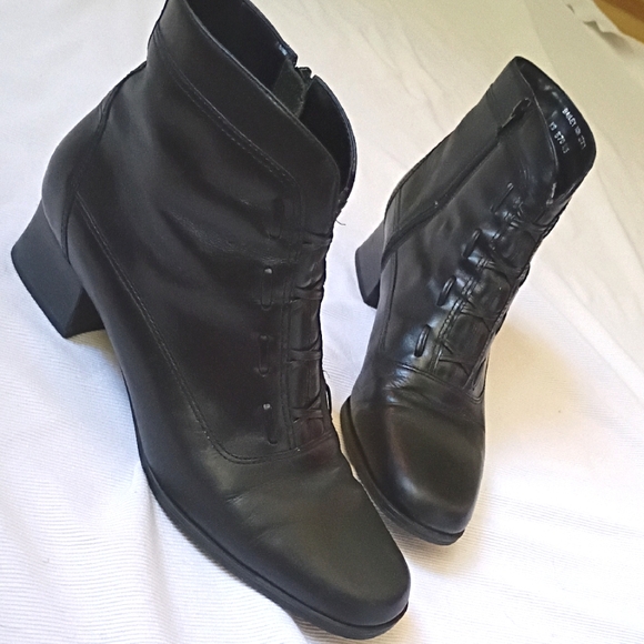 Classic Elements Bailey Black Leather Ankle Boot - Picture 1 of 9